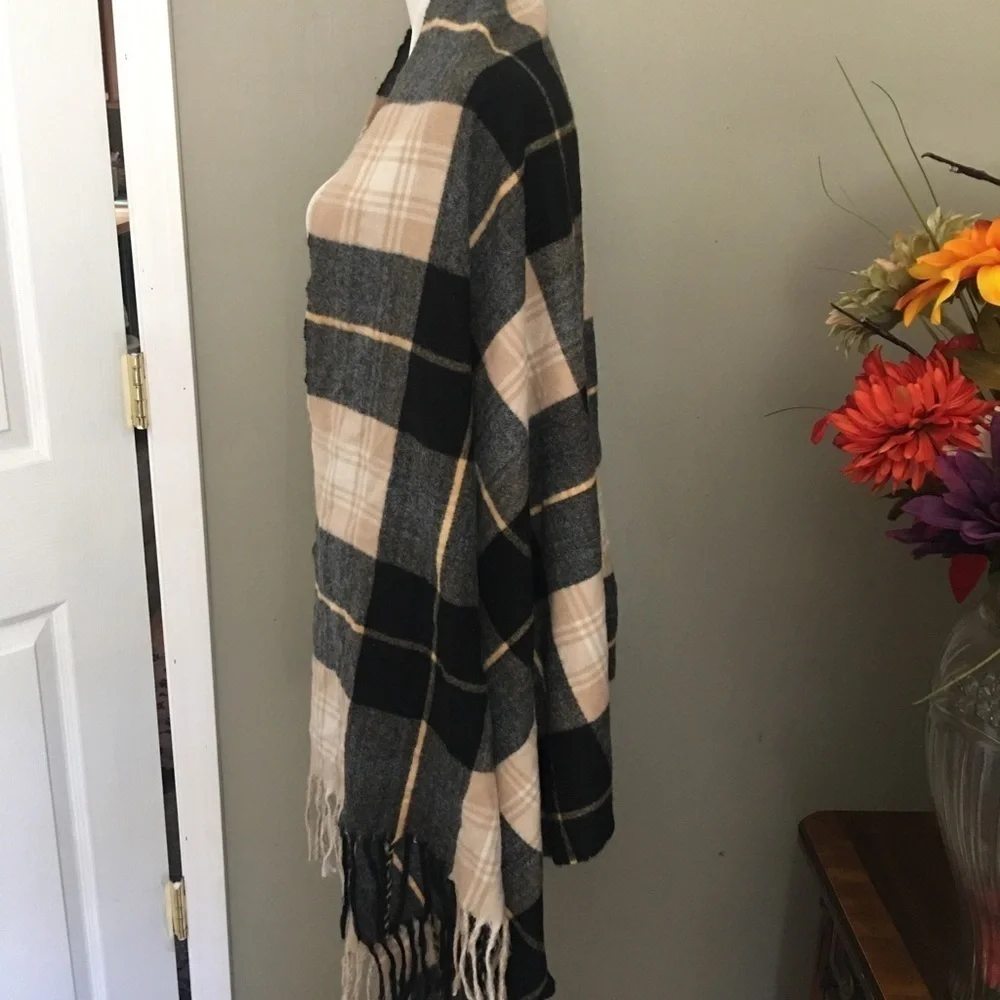 Hollister men’s scarf with fringe. NWOT. Plaid print. Very soft. Winter.